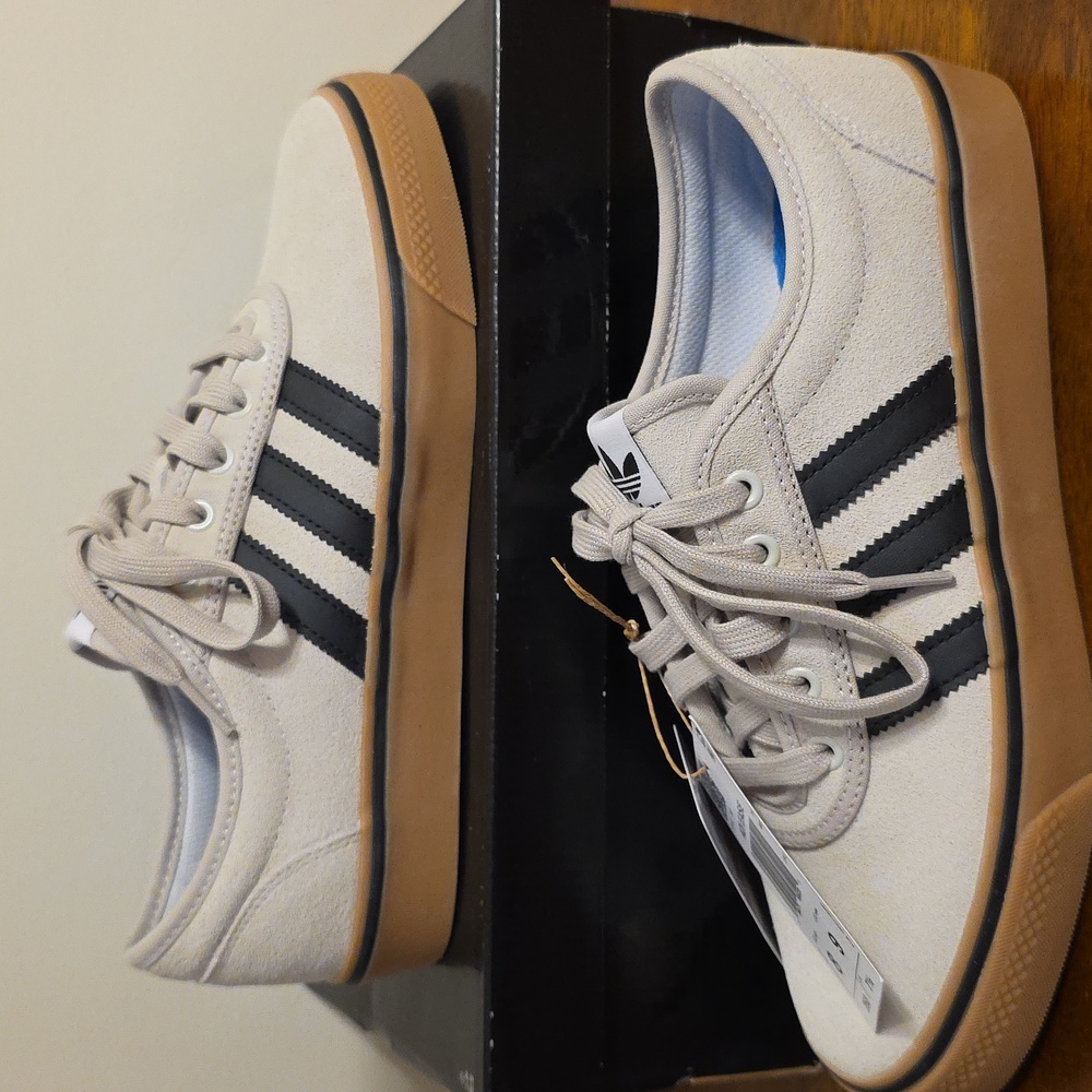 Adidas Ease, Crystal White/Core Black/Gum. Size: Men 8/ Women 9.